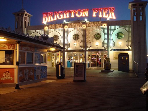 De ingang van de pier van Brighton als het donker is.