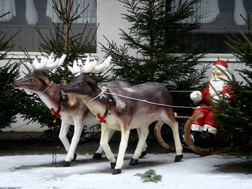 Kerstman en twee rendieren in Kell am See