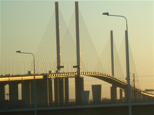 De avondzon op de Queen ElisabethII Bridge bij Dartford/Londen.