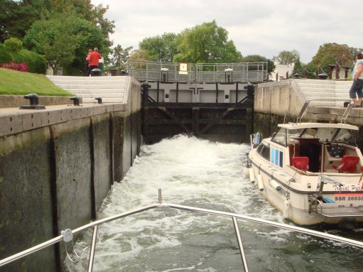 In de sluis komt water met grof geweld naar binnen.